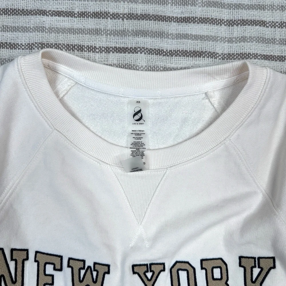 Lou & Grey Women’s Crewneck New York Beige Sweatshirt Size XS - Picture 5 of 12